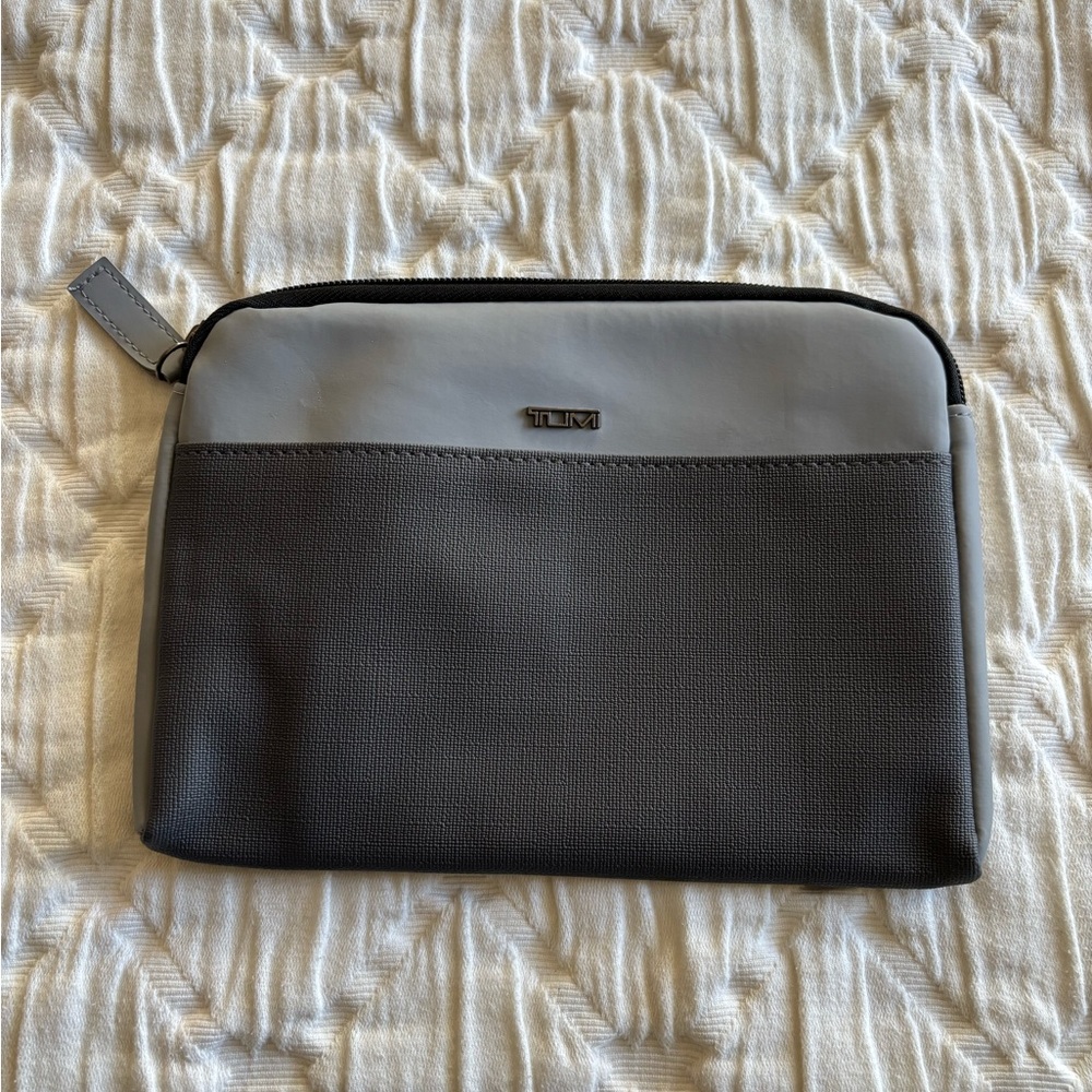 Tumi For Delta Airlines‎ Small Travel Storage Bag Zipper Pouch Toiletries Gray